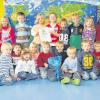 Die Kinder vom Epfenhauser Kindergarten „Wurzel Purzel“ und ihre Leiterin Birgit Geier freuen sich über die Auszeichnung „Öko-Kids“. 