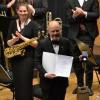 Raus mit viel Applaus: Nach seinem letzten Konzert als Dirgent der Blasharmoniker bekam Ulrich Fischer nicht nur rauschenden Beifall, sondern auch die Verdienstmedaille der Stadt Gersthofen.