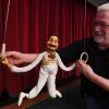 Klaus Marschall und der Akrobat an den Ringen: Die Marionette mit verlängerbaren Armen und Beinen muss von drei Puppenspielern gespielt werden.