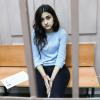 Kristina, eine der drei wegen des Mordes an ihrem Vater angeklagten Schwestern, wartet im Bezirksgericht Basmanny auf ihren Prozess.