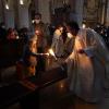 In der Osternacht wurde im Hohen Dom in Augsburg das Osterlicht verteilt.