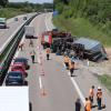 Auf der A96 bei Wiedergeltingen ist ein Lastwagen umgekippt. 