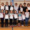 Die jungen Turnerinnen des SC Wallerstein freuen sich über das Kinderturnabzeichen "löwenSTARK".