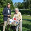 Der Neusässer Bürgermeister Richard Greiner gratuliert Jubilarin Johanna Ksienzyk an ihrem Lieblingsplatz am Park zu ihrem 100-jährigen Geburtstag.