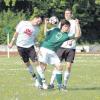 Im Derby gegen den SV Untermeitingen zeigten die Obermeitinger (weiße Trikots) noch vollen Einsatz. Dies wird am kommenden Spieltag nicht so sein.  