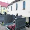 Auf dem Friedhof im Bucher Ortsteil Gannertshofen soll die Standsicherheit der Grabsteine erhöht werden. Foto: münf