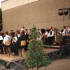 Der Musikverein Langerringen holte sein Weihnachtskonzert mitten im Sommer nach. Ein Christbaum schmückte die Open-Air-Bühne.