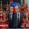 Russlands Noch-Staatsoberhaupt Dmitri Medwedew und Ministerpräsident Wladimir Putin abgebildet auf einer Holzpuppe. dpa