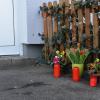 An der Stelle, wo ein Familienvater von einem Nachbarn mit einem Messer getötet wurde, hatten Anwohner Blumen und Kerzen aufgestellt. 