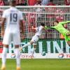 Ruben Vargas traf zum 1:0 gegen Berlins Torwart Andreas Luthe. Unions Marvin Friedrich (rechts) kam nicht mehr an den Ball. 