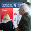 Tausende Fahrkarten-Automaten der Deutschen Bahn waren bis zum Dienstagvormittag defekt. Ein Update hatte eine Störung verursacht.