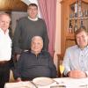 Die besten Glückwünsche zum 90. Geburtstag überbrachten die Vorstände des SV Karlshuld, (von links) Otmar Regenold und Michael Stute, sowie von der Karlshulds Bürgermeister Michael Lederer (rechts).
