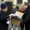 Auf dem Augsburger Rathausplatz übergab Erdem Altinisik von Verdi eine Petition mit knapp 4500 Überschriften an Personalreferent Frank Pintsch. Vielerorts wird bereits gestreikt.