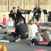 Ein Konzert für die Kleinsten haben die Augsburger Philharmoniker im Theaterfoyer gegeben – in lockerer Atmosphäre. 	