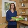 Nur noch zwei Packungen Nudeln stellt Carmen Schäffler in die Regale ihres kleinen Hofladens in Lengenfeld. Damit will sie dem Diebstahl von Lebensmitteln ein wenig Einhalt gebieten. 