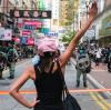 Mutig: Eine Hongkongerin trotzt den Polizeisperren.