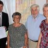 Urusla und Hermann Schuster (Mitte) feierten goldene Hochzeit. Bürgermeister Michael Higl (links) und Gudrun Schilling-Wirkner (rechts) von der Pfarrei St. Wolfgang Meitingen gratulierten dem Paar. 	