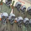 Das sind die Masken und Helme, die die Tornado-Piloten auf dem Lechfeld tragen. 