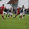 Kampf um jeden Ball lautete die Devise für beide Teams im Derby zwischen dem SC Unterrieden (rote Trikots) und dem SV Oberrieden. Foto: Robert Prestele