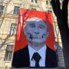 Ein großflächiges Plakat mit einem als Totenkopf stylisierten Porträt des russischen Präsidenten Wladimir Putin hängt an der Fassade des Museums für Medizingeschichte in Lettlands Hauptstadt Riga.