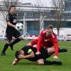 Nicht nur in diesem Zweikampf war der Meringer Siegtorschütze Markus Gärtner oben auf. Die Gundelfinger Manuel Müller (links) und Tiemo Reutter mussten sich im Nachholspiel mit 1:2 geschlagen geben. 	 	