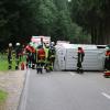 Drei Insassen eines VW-Transporters wurden bei einem Unfall auf der Kreisstraße zwischen Sielenbach und Laimering Dasing verletzt. 