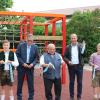 Das neue Spielgerät eröffneten Schulleiter Rainer Seefried, Bürgermeister Karl Seitle und Königsmoos’ Bürgermeister Heinrich Seißler.