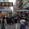 Hongkong lockt mit Wolkenkratzern und Straßenmärkten, so wie hier in Kowloon. Als Stop-over auf einer Asien-Reise bietet sich die Stadt an. 