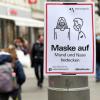 In Teilen der Augsburger Innenstadt gilt auch im Freien eine Maskenpflicht. Für Essen, Trinken oder Rauchen darf die Maske aber nur noch kurz runter.