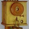 Siemens-Fernsprechapparat um 1885. Die Sprechmuschel ist am Holzkästchen befestigt, der „Ein-Ohr-Hörer“ hängt daran.