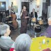 Andrea Rother mit dem Vegas Lounge Trio trat jetzt im GeNuss Café im Gablinger Ortsteil Lützelburg auf, rechts Inhaber Josef Wetzstein. 