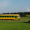 Hier ist ein Triebwagen VT 08 der Staudenbahn zwischen Margertshausen und Fischach unterwegs. 