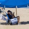 Joe Biden und seine Frau Jill sitzen unter einem Sonnenschirm am Strand von Rehoboth Beach.