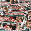 Einmal mehr ist der FC Augsburg in der Fußball-Bundesliga geblieben. Ganz zufrieden sind die Fans mit der Saison aber nicht.  	