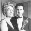 Die amerikanische Schauspielerin Joan Crawford überreicht im April 1962 den Oscar für den besten Darsteller an Maximilian Schell. 