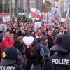 Teilnehmer einer Kundgebung von Kritikern der Coronamaßnahmen auf dem Augustusplatz in Leipzig.