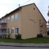 Der neue Fluchtbalkon samt Treppen wird dieses Provisorium an der Baarer Schule ablösen.