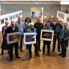 Die Teilnehmerinnen und Teilnehmer der diesjährigen Fotoausstellung der Hobbyfotografen aus Nordendorf mit den Siegerbildern v.l.n.r.: Organisator Rainer Hurler zeigt das Bild "Testflug der Jungstörche" (Platz 2), Dieter Herber zeigt sein Siegerbild "Stare beim Nestbau" und Ulrich Kögl präsentiert das Foto "Adlerblick", das auf Platz drei landete. Mit dem Sieger freuen sich die weiteren Hobbyfotografen in der hinteren Reihe v.l.n.r. Sandra Biegler, Richard Stiglmeir, Karin Mordstein, Josef Steiner, Gerhard Eberle, Günter Gallenberger und Anita Dieminger.