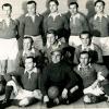 Sie sorgten nach dem Zweiten Weltkrieg dafür, dass in Pfaffenhausen wieder der Fußball rollte: die erste Mannschaft des damals noch SV Pfaffenhausen um 1949/50. 	