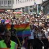 Rund 3000 Menschen haben sich am Samstag in Augsburg zur Pride Parade anlässlich des Christopher Street Days versammelt.