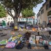 Was gab es da auf dem Altstadtflohmarkt in Nördlingen am Samstag nicht alles zu entdecken: Spielsachen, Kleider, Schuhe, Schmuck, Kunstgegenstände oder Körbe. Gerade am Vormittag war der Flohmarkt sehr gut besucht, die Besucherinnen und Besucher bummelten durch die Straßen. Unser Fotograf Josef Heckl war mit seiner Kamera unterwegs und hat einige Impressionen eingefangen.