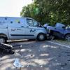 Ein Kleintransporter ist am Dienstagnachmittag südlich von Gessertshausen auf der B300 auf die Gegenfahrbahn geraten und mit zwei Autos kollidiert. Sechs Personen wurden verletzt.