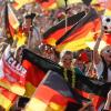 Begeisterte Fußballfans bei der WM 2010 – ob es diesmal wieder Grund zum Jubeln gibt? Auf alle Fälle darf eine soziale Einrichtung im Wittelsbacher Land feiern, denn die wird beim AN-Tippspiel ganz sicher gewinnen.