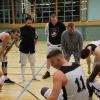 Teambesprechung bei den Basketballern des TSV Aichach: Die Korbjäger aus der Paarstadt stehen mit leeren Händen da.  	