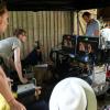 Das Filmset auf Gut Schwaighof in Allmannshofen: Während Hauptdarstellerin Leia Holtwick im Stall eine Szene spielt, beobachtet das Team draußen die Dreharbeiten.