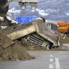 Auf der Brennerautobahn war eine Stützmauer umgestürzt. Zwei riesige Betonplatten begruben einen Lkw unter sich. Der Fahrer starb.