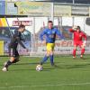 Robert Hopfenmüller (Mitte) spielte in Ecknach sehr überzeugend, nicht nur wegen seiner Torvorlage zum 1:1. Links Serhat Örnek (VfL Ecknach), rechts SVH-Keeper Marcel Randi.