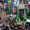 Zahlreiche Menschen nehmen in München an einer Demonstration zum globalen Klimastreik teil.