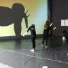 Ein Blick hinter die Kulissen: Vier Mädchen bauen aus ihren Körpern einen Elefanten nach. 