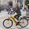 Weniger motorisierter Individualverkehr ist eines der Ziele des Mindelheimer Energie-Teams. Klimaschutzmanagerin Simone Kühn fährt auf dem Dienstrad mit gutem Beispiel voran. 	